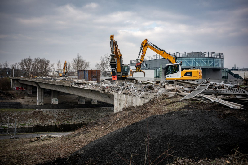 Náročná demolice mostů ve středu Ostravy