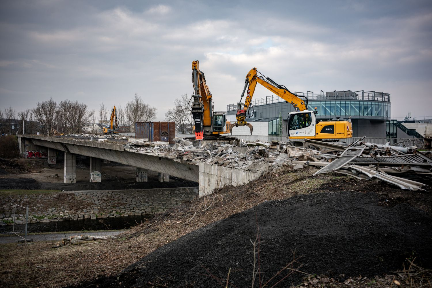 Náročná demolice mostů ve středu Ostravy