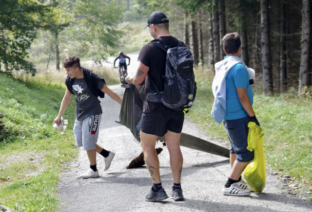 Poděkuj horám. Na Třinecku se uklízel Javorový a jeho okolí