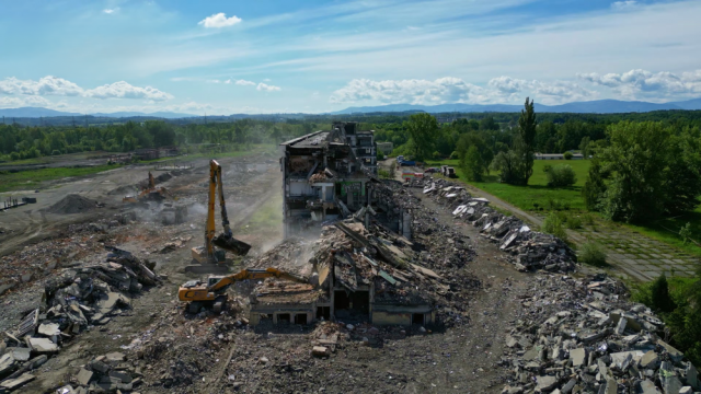 Demolice objektu dolu 9.květen